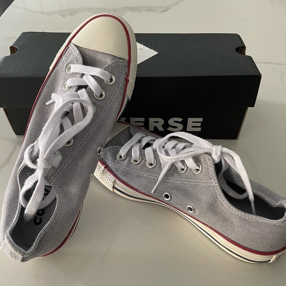 Brand New Women’s Converse Size 6.5US - Picture 2 of 4